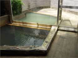 女内湯と奥の露天.jpg
